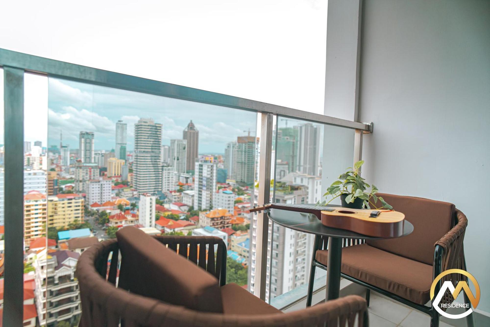 Hotel Serviced Apartments Top One Infinity Pool With View Of 360 Degree Phnom Penh Exterior photo