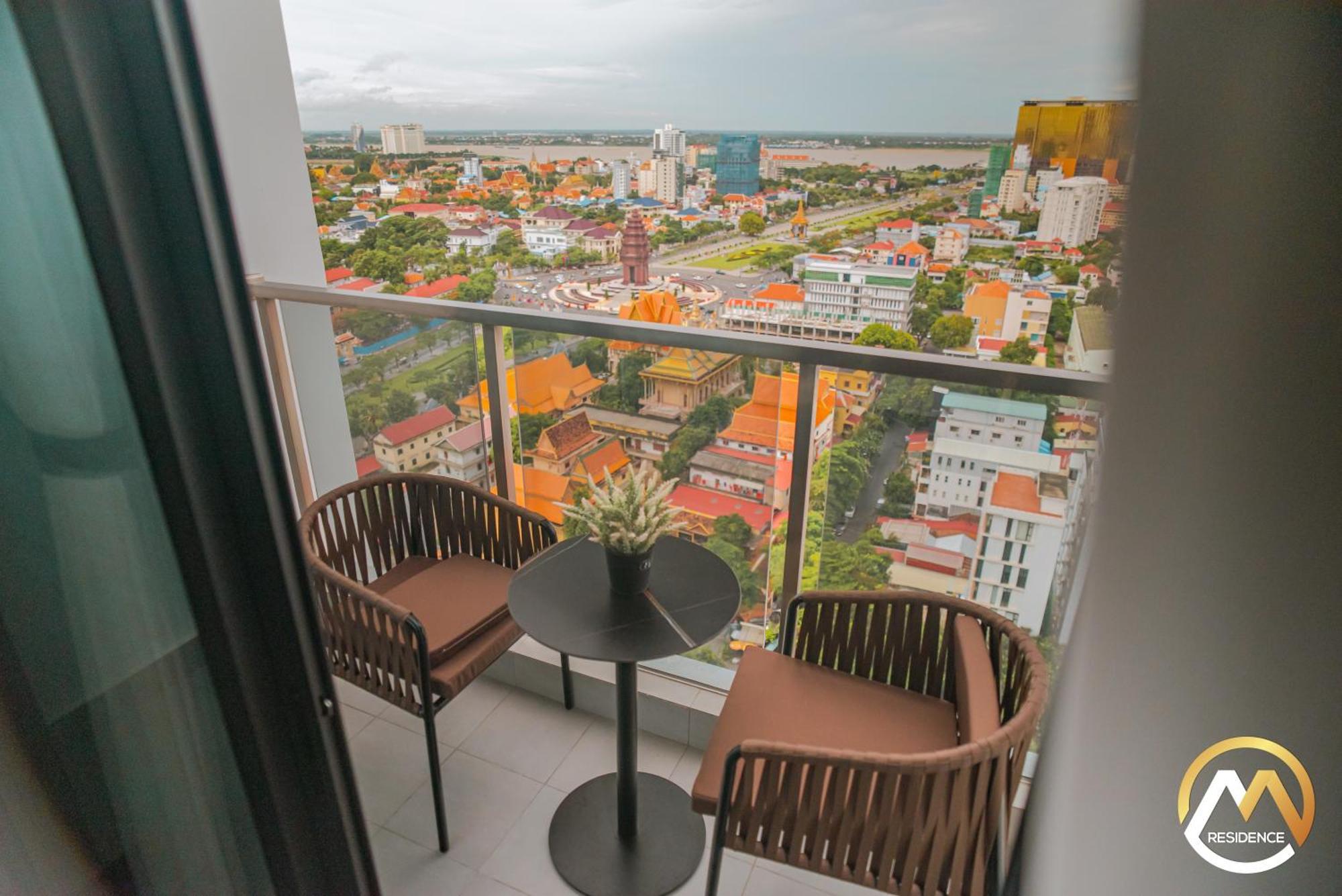 Hotel Serviced Apartments Top One Infinity Pool With View Of 360 Degree Phnom Penh Exterior photo